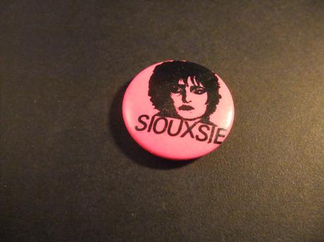 Siouxsie Sioux bekend als zangeres van de rockband (Siouxsie and the Banshees